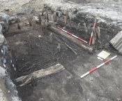 Relikt nadzemní dřevěné stavby 12. století